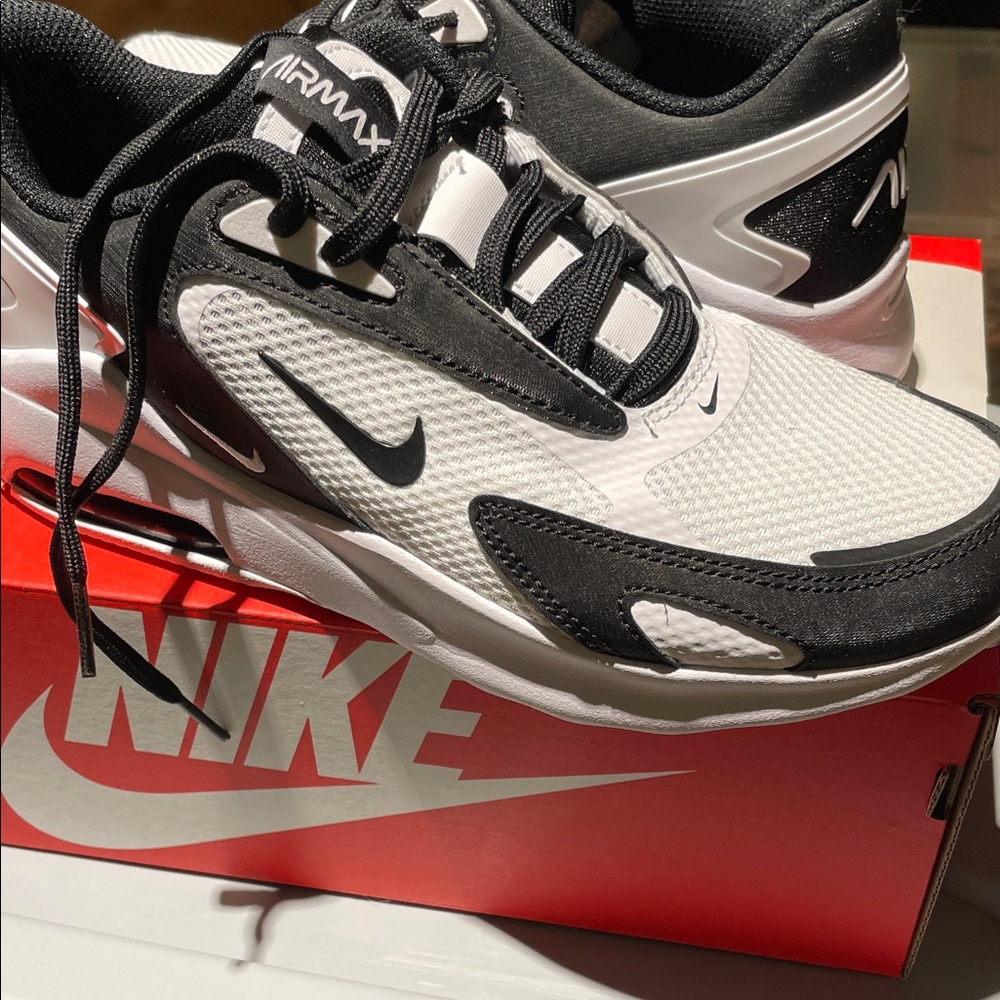 NEW IN BOX Women’s Nike Air Max Bolt sneakers size 9